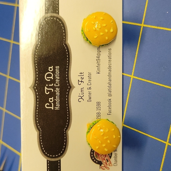 Hamburger 0.75" Stud Earrings Food - Picture 1 of 2
